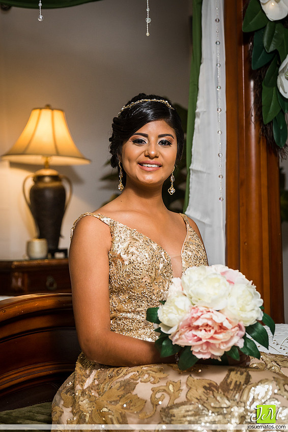 “Quinceañera celebrando sus 15 años con temática dorada en Aguada”
