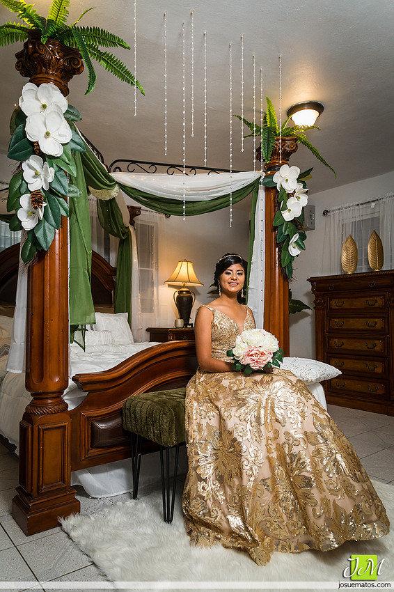 “Quinceañera celebrando sus 15 años con temática dorada en Aguada”