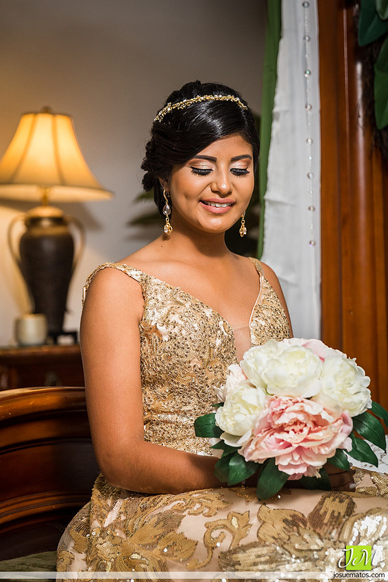 “Quinceañera celebrando sus 15 años con temática dorada en Aguada”