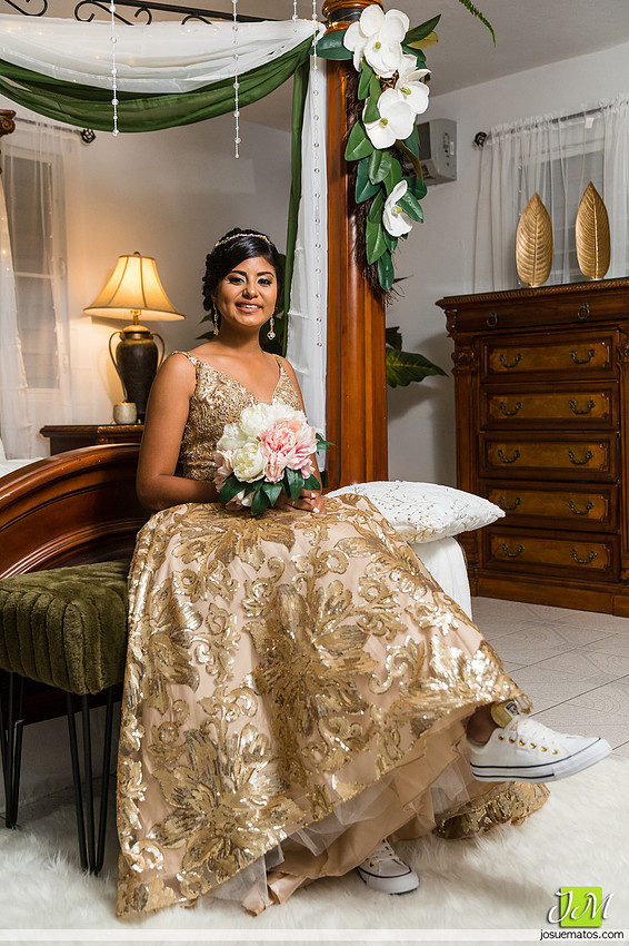 “Quinceañera celebrando sus 15 años con temática dorada en Aguada”