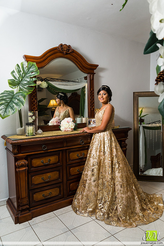 “Quinceañera celebrando sus 15 años con temática dorada en Aguada”