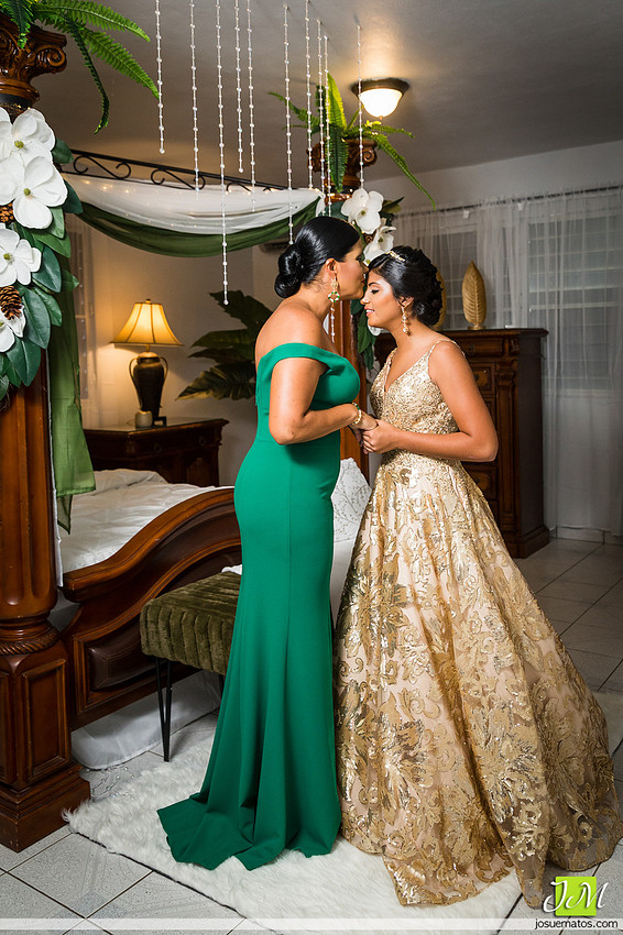 “Quinceañera con su familia durante la celebración en Aguada”