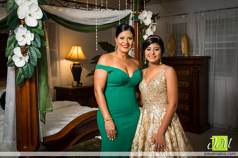 “Quinceañera con su familia durante la celebración en Aguada”
