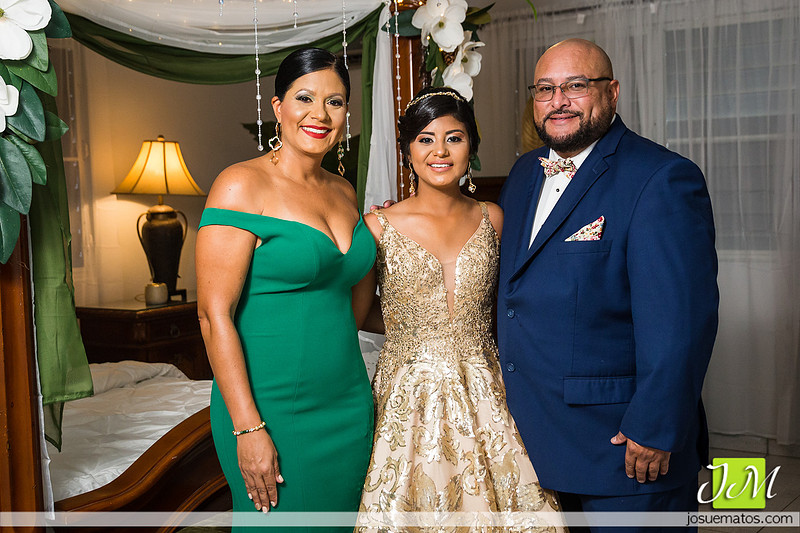 “Quinceañera con su familia durante la celebración en Aguada”