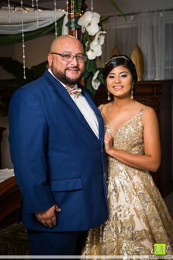 “Quinceañera con su familia durante la celebración en Aguada”