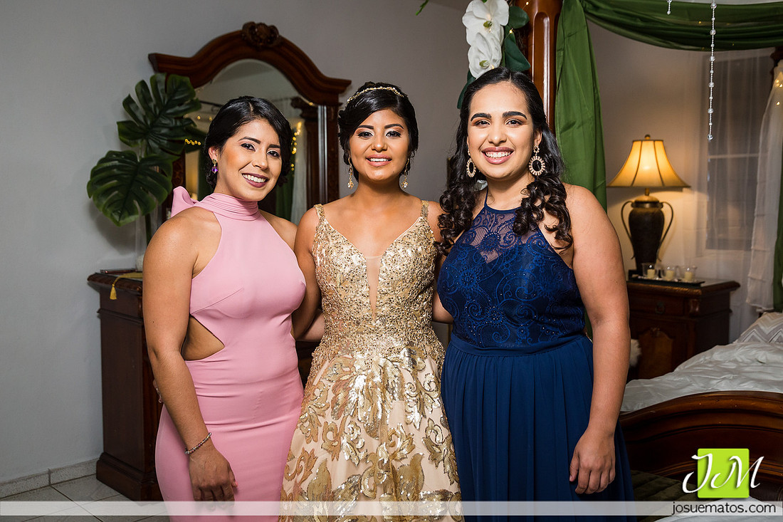 “Quinceañera con su familia durante la celebración en Aguada”
