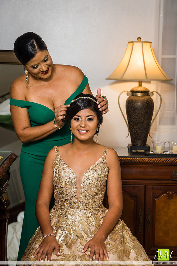 “Quinceañera con su familia durante la celebración en Aguada”