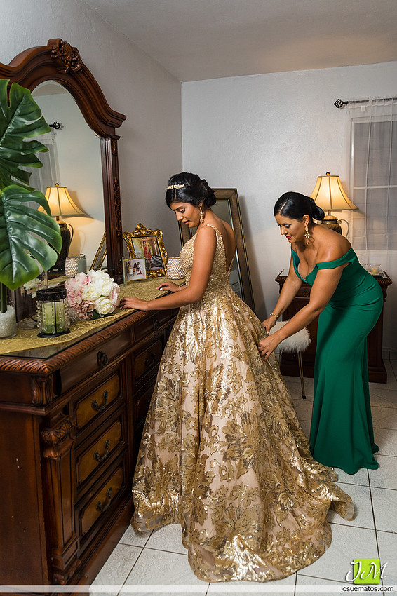 “Quinceañera con su familia durante la celebración en Aguada”