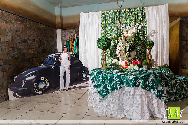 “Decoración temática dorada para fiesta de 15 años en Puerto Rico”