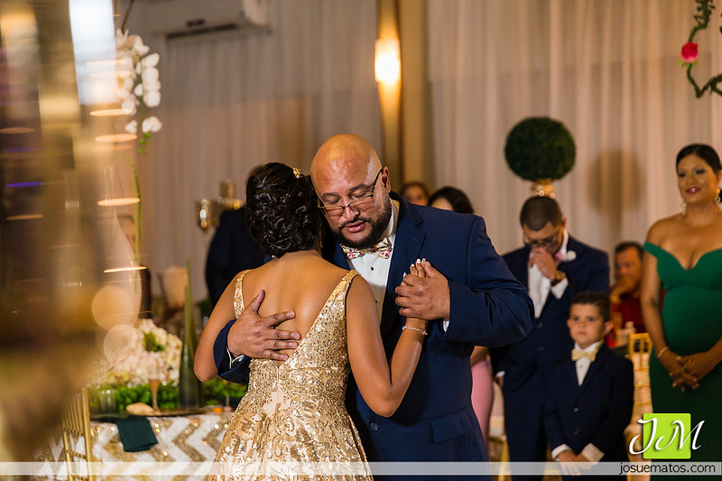 “Vals de Jazira junto a su padre en la pista de baile”